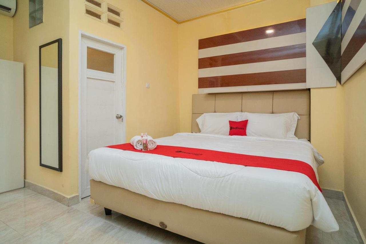 Reddoorz Plus Syariah Near Pasar Turi Σουραμπάγια Εξωτερικό φωτογραφία
